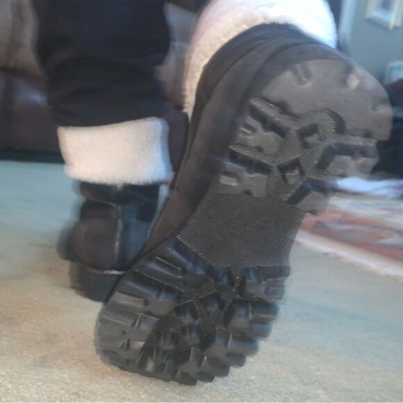 J.Crew Black Gwen Lug Sole Faux
Fur Front- Zip Boots size 9 - Picture 7 of 8